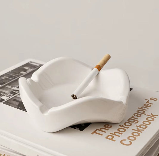 Grand cendrier de table avec plusieurs repose-cigarettes