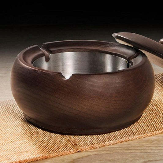 Cendrier en bois au design épuré, à comparer à un modèle métallique