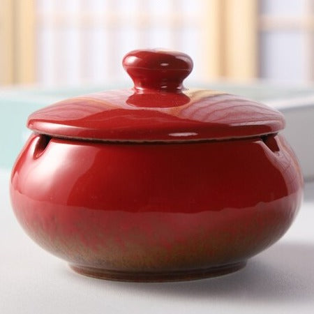 Cendrier rouge sur un meuble