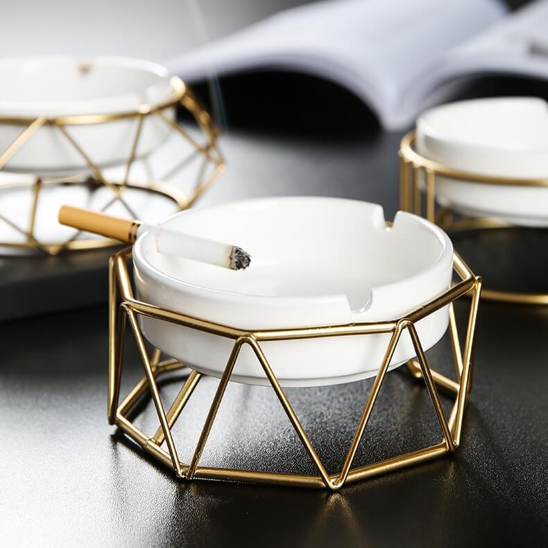 Cendrier de table au design sobre sur une table dressée